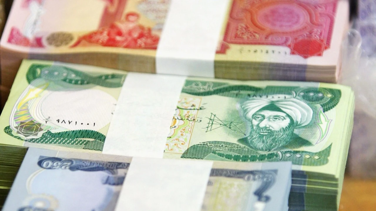تراجع الدينار العراقي أمام الدولار في ختام الأسبوع الاقتصادي